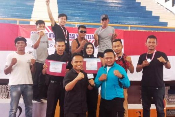 Ketua Pengprov IBA Riau, Anis Murzil bersama para atlet beladiri Riau usai ajang Kejuaraan IBA 2019 di Jakarta