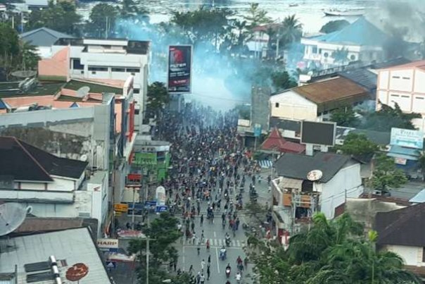 Demo ribuan massa rusuh di depan Kantor Bupati Deiyai, Papua. 