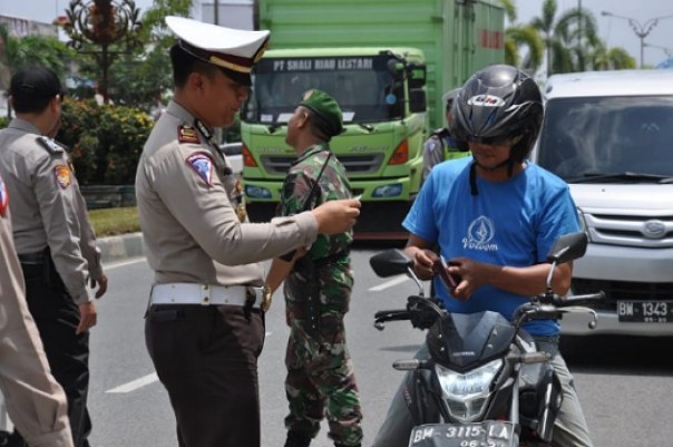 Petugas dari Satlantas Polres Pelalawan melakukan razia dalam Operasi Patuh Muara Takus 2019