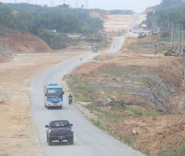 Jalan 70 yang sedang dibangun di depan Kompleks Perkantoran Tenayan Raya. Foto: Surya/Riau1.