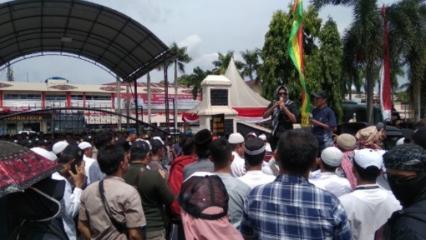 Aksi puluhan massa FUI di Mapolda Riau dalam rangka membela Ustaz Abdul Somad (foto: barkah/riau1.com)