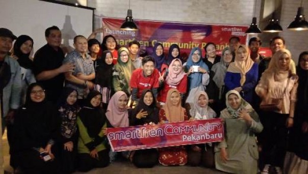 Puluhan anggota Smartfren Community Pekanbaru bersama jajaran manajemen PT Smartfren Telcom Tbk