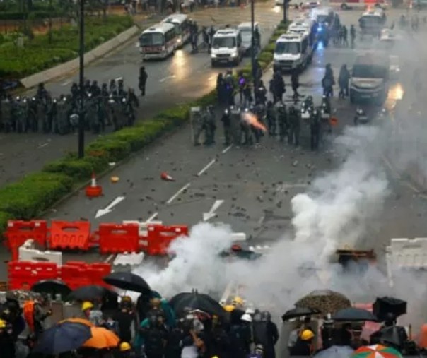 Polisi menembakkan gas air mata ke arah demonstran di Hong Kong. Foto: Reuters.