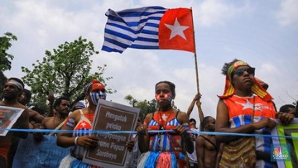 Pemuda dan mahasiswa Papua mengibarkan Bendera Bintang Kejora saat demo di Jakarta, Rabu lalu. 