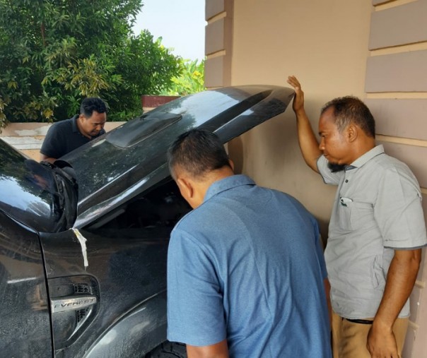 Kepolisian tengah melakukan olah TKP di lokasi perusakan mobil.