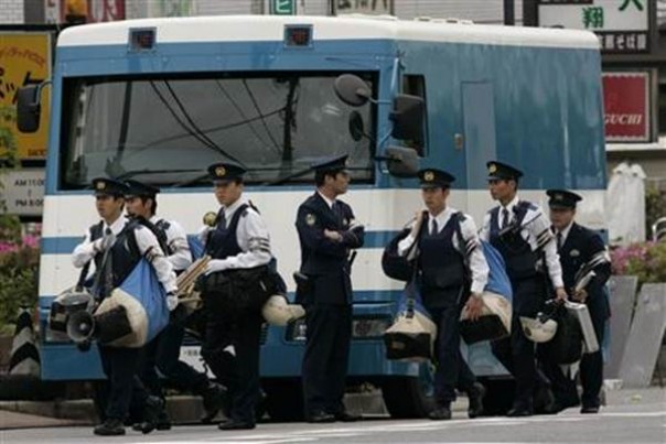 Ilustrasi Polisi Jepang yang akan dikirim ke pulau yang disengketakan China. 