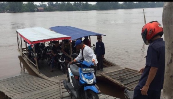 Sejumlah pengendara sepeda motor di Kabupaten Siak memilih menyeberang menggunakan kapal untuk menghindari