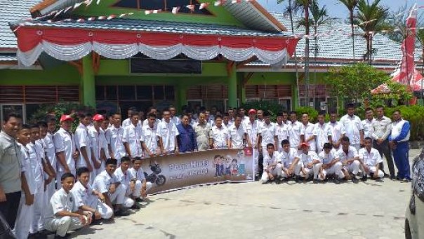 Tim Safety Riding Capella Honda Riau bersama puluhan siswa SMKN 1 Bangkinang