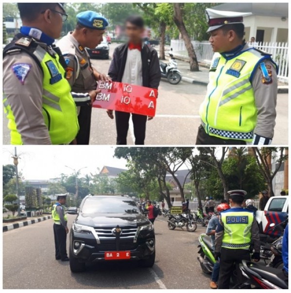 Polantas dari Ditlantas Polda Riau menjaring dua mobil mewah berplat merah (foto: dok/riau24group)