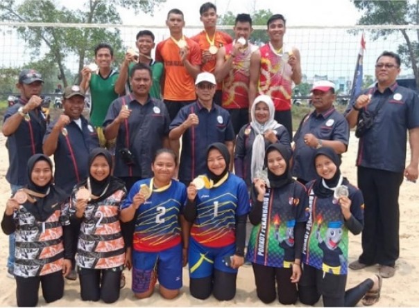 Para pemenang cabor voli pasir di Porkot VII Pekanbaru