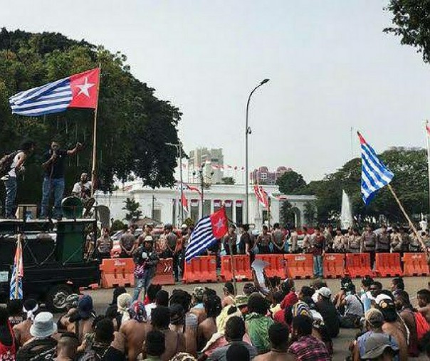 Pengibaran bendera bintang kejora oleh demonstran di depan Istana Negara pada 28 Agustus 2019 lalu. Foto: CNN Indonesia.