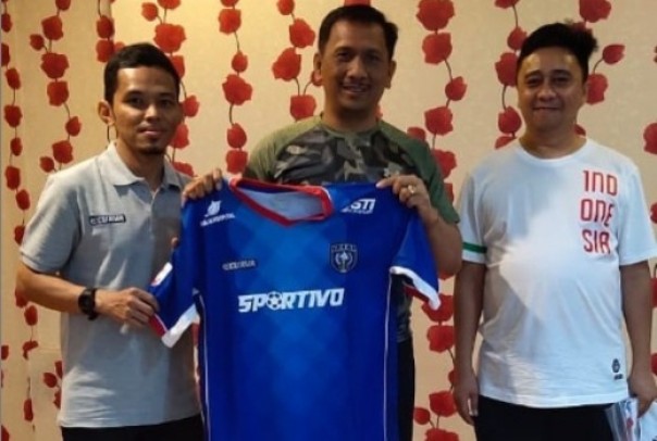 I Gede Pasek Suardika bersama Manager PSPS Riau, Ari Nugroho