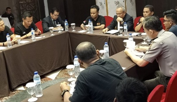 Ketua KONI Kota Pekanbaru, Anis Murzil saat technical meeting dengan ketiga tim peserta Laga Trofeo Pamari Piala Wali Kota Pekanbaru di Grand Central Hotel Pekanbaru