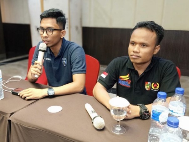Ketua KONI Kota Pekanbaru, Anis Murzil bersama Media Officer PSPS Riau, M Teza Taufik