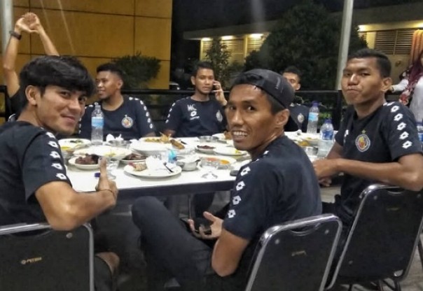 Sejumlah pemain Semen Padang FC saat berada di Kota Pekanbaru (foto: @semenpadangfcid)