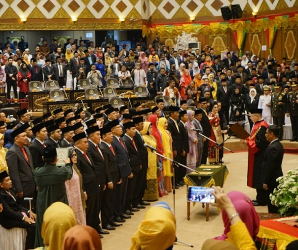 65 anggota wakil rakyat baru saja di lantik di ruang paripurna DPRD Riau (Foto: riau24.com/Ari)