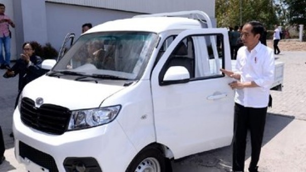 Presiden Jokowi dan mobil Esemka jenis pick up saat peresmian di Boyolali, Jawa Tengah, Jumat. 