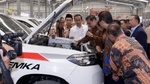 Presiden Jokowi, Menperin Airlangga Hartarto dan rombongan saat meresmikan pabrik mobil Esemka di Boyolali, Jumat. 