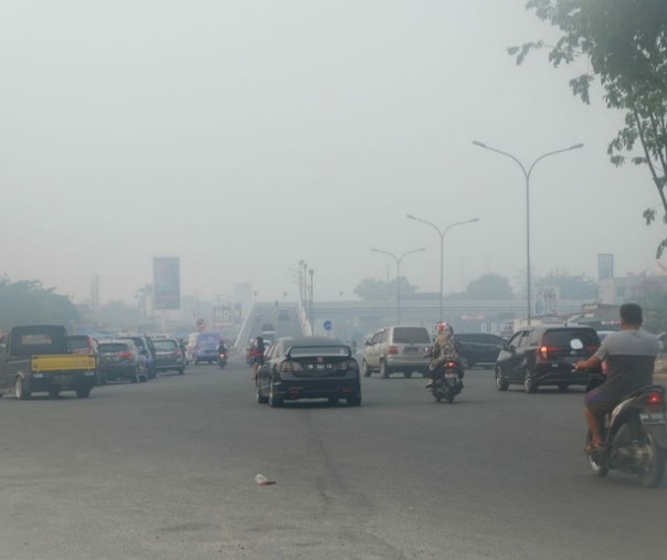 Tampak asap menyelimuti Pekanbaru, Sabtu pagi (Riau1)