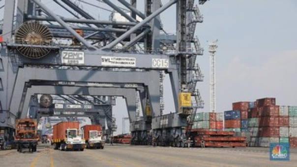 Ilustrasi aktivitas ekspor impor di pelabuhan. 