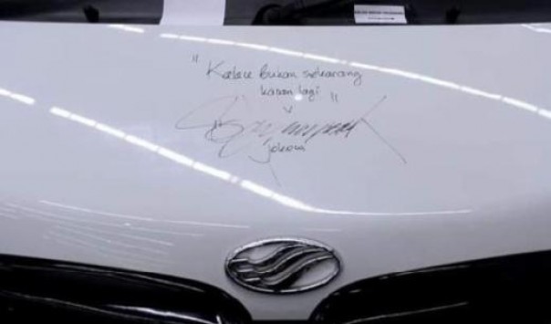 Jokowi menuliskan semboyan Prabowo di kap mobil Esemka