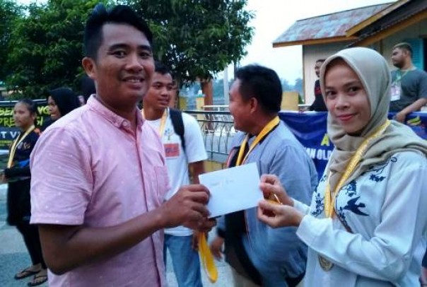 Ketua Pengcab PODSI Pekanbaru, Agus Triono menyerahkan hadiah kepada tim peraih juara di ajang Porkot VII Pekanbaru cabor dayung kategori dragon boat