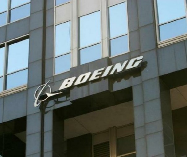 Logo Boeing terlihat di gedung kantor pusat Boeing di Chicago, AS. Foto: Reuters.