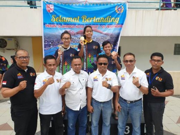 Ketua KONI Kota Pekanbaru, Anis Murzil bersama jajaran pengurus KONI Pekanbaru dan atlet peraih medali cabor renang di Porkot VII Pekanbaru 2019