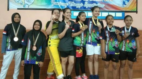Para atlet putri peraih medali pada ajang Porkot VII Pekanbaru cabor bulutangkis