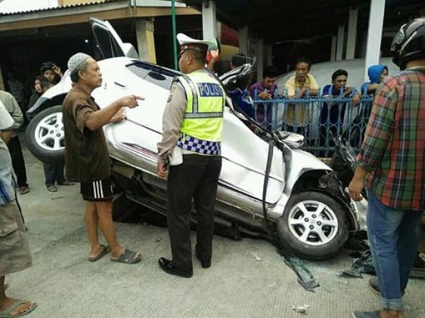 Mobil Toyota Agya ringsek masuk parit setelah menabrak truk yang sedang parkir
