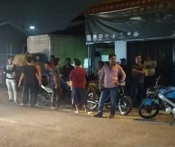 Bentrokan antara dua organisasi kepemudaan di seputaran Jalan Eka Rasmi, Kecamatan Medan Johor, Medan, Sumatera Utara, Minggu (8/9/2019) sore. Foto: Antara. 