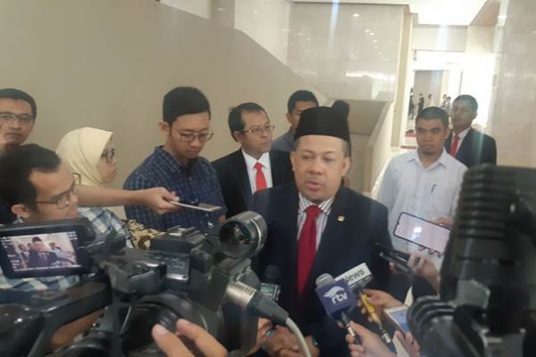 Wakil Ketua DPR Fahri Hamzah saat diwawancarai oleh wartawan. 