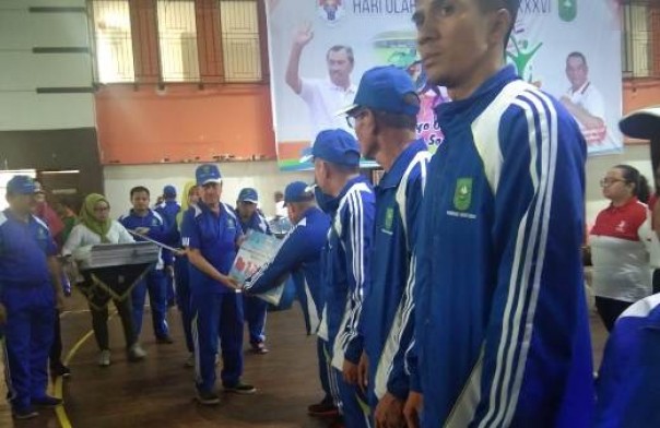Gubernur Riau, Syamsuar menyerahkan bonus secara simbolis kepada 15 insan olahraga di Riau