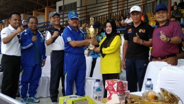 Kepala Dispora Riau, Doni Aprialdi menyerahkan Piala Porkot VII Pekanbaru 2019 kepada Camat Tampan sebagai juara umum (foto: barkah/riau1.com)