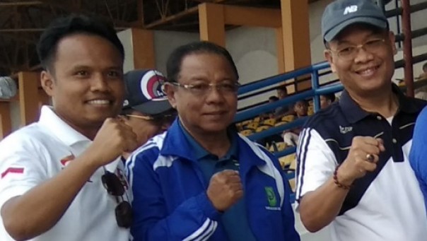 Ketua KONI Riau Emrizal Pakis bersama Ketua KONI Kota Pekanbaru Anis Murzil dan Asisten I Sekdako Pekanbaru Azwan (foto: barkah/riau1.com)