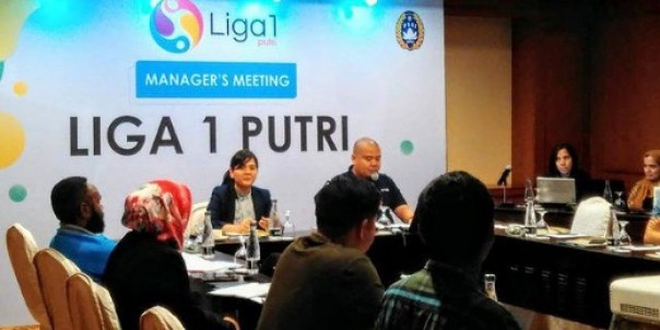 Sekjen PSSI, Ratu Tisha saat memimpin manager meeting Liga 1 Putri 2019