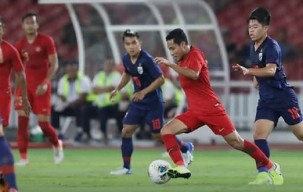 Aksi pemain Timnas Indonesia saat menjamu Thailand di laga kualifikasi Piala Dunia 2022 di SUGBK