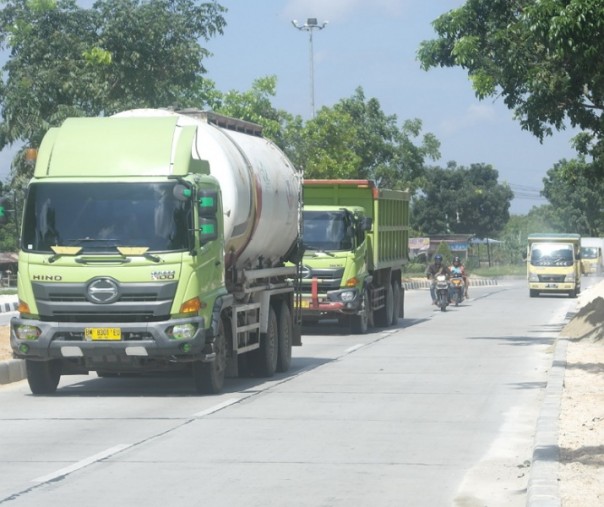 Truk berukuran besar melintas di Jalan Siak II, pinggiran Kota Pekanbaru. Foto: Surya/Riau1. 