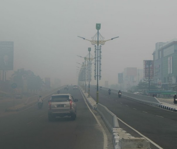 Gedung Bank Riau Kepri tak terlihat lagi akibat kabut asap pekat di Pekanbaru. Bila normalnya, gedung tersebut akan terlihat jelas dalam radius yang cukup jauh (Foto Riau1/Rabu pagi)