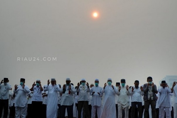 Salat Istisqa di Halaman Kantor Gubernur Riau (foto: dok/riau24group)