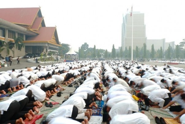 Suasana salat istisqa di halaman Kantor Gubernur Riau (foto: dok/riau24group)