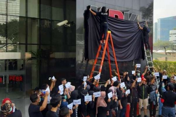 Kelompok aktivis menolak Revisi UU KPK dengan menutup logo KPK dengan kain hitam. 
