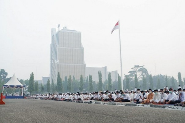 Suasana salat istisqa di halaman Kantor Gubernur Riau (foto: dok/riau24group)