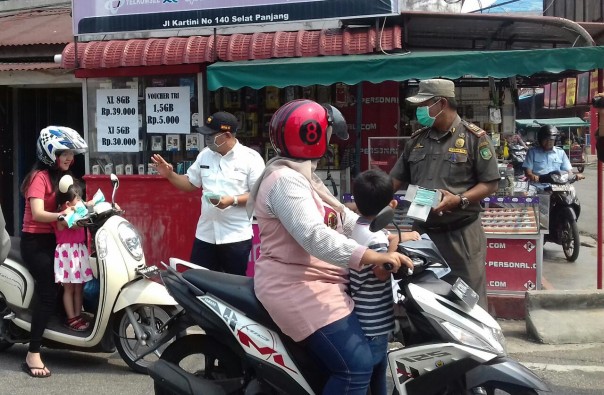 Pembagian Masker Oleh Satpol PP di jalan Kartini Selatpanjang