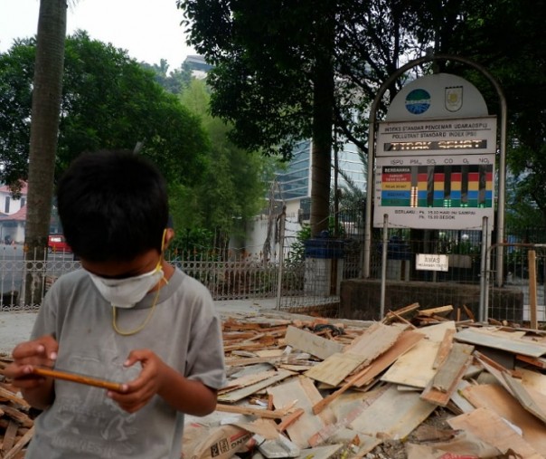 Papan pengukur kualitas udara di depan kantor wali kota Pekanbaru menujukkan level tidak sehat akibat kabut asap. Foto: Riau1.