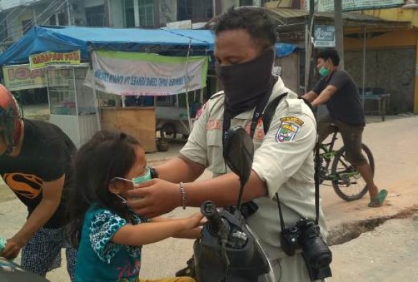 BPBD Pelalawan bagikan masker kepada masyarakat
