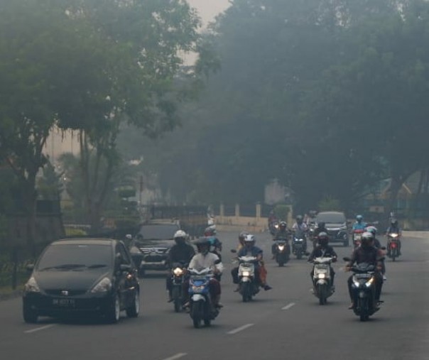 Asap tebal kiriman dari Sumsel dan Jambi menyelimuti Kota Pekanbaru, Rabu (11/9/2019). Foto: Riau1.