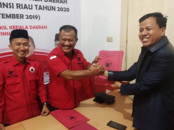 Suhardiman Amby menyerahkan berkas sebagai Balon Bupati Kuansing 2020 ke DPD PDIP Riau