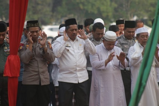 Bupati Siak, Alfedri melaksanakan salat istisqa bersama