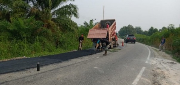 Proses penambalan jalan rute TdSi 2019